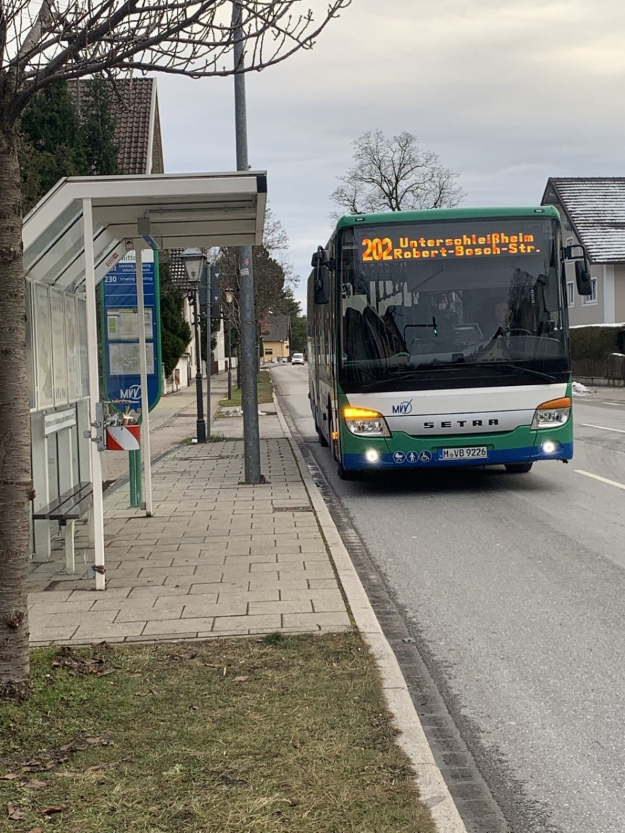 Expressbus X202 an der Bushaltestelle in Aschheim